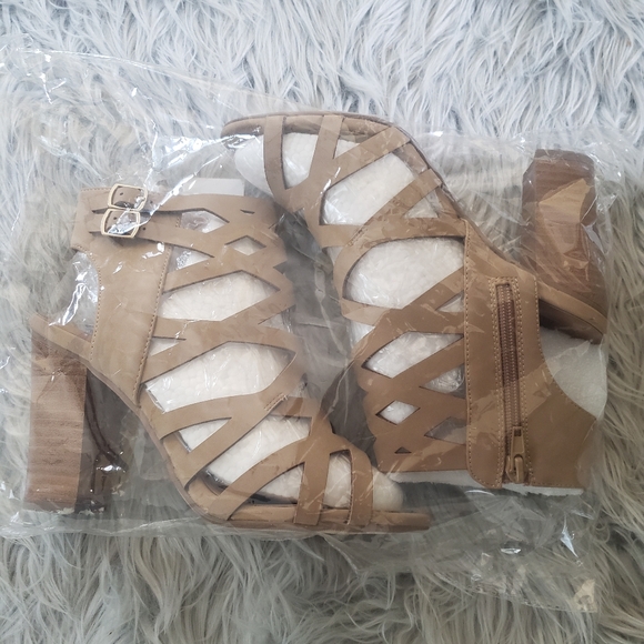 Casablanca Women's Open Toe Strappy Laser Cutout Caged Chunky High Heels… - Picture 9 of 10